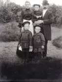 Nårunga. Övre raden: Anna Benjaminsson och Fridolf Benjaminsson med Rudolf på armen. Frithiof och Einar Benjaminsson (Hallhagen) framför