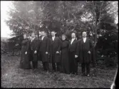 Nårunga. Syskonen Lotten, Rickard, Gottfrid, Oskar, Betty, Fridolf och Axel Benjaminsson på deras far Benjamin Anderssons begravning år 1914
