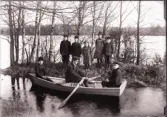 Nårunga. Frithiof Hallhagen (Benjaminsson) vid årorna, brodern Einar till höger i båten. Rudolf Hallhagen (Benjaminsson) till vänster på stranden med bröderna Åke och Arne till höger. ca 1918