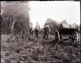 Nårunga. Potatisupptagning. Nummer tre från vänster är Algot Leandersson.