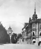 Kyrkogatan med kyrkan i fonden. Till höger kvarter Björnen med de två första trevåningshusen i Söderhamn.