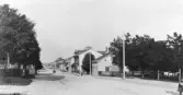 Norrtullsgatan mot nordost år 1902. Kvarter Nejlikan i mitten av bilden. Söderhamn.