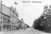 Vykort från Köpmangatan i Söderhamn under 1910-talet. Kvarter Lönnen till vänster på bilden.