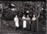 Nårunga. Från vänster: Hanna och Betty Benjaminsson, okänd, okänd