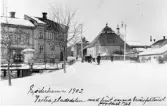 Oxtorgsgatan i Söderhamn i nivå med kvarnfallet till vänster. Foto år 1902.