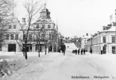 Vykort från Söderhamn. Skolhusgatan i korsningen Köpmangatan. Foto omkring år 1910.