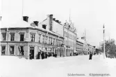 Vykort från Söderhamn. Köpmangatan i korsningen Norra Hamngatan - Tägtgatan. Kvarter Lönnen till vänster. Foto cirka år 1910.