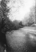 Söderhamnsån nedströms kvarnfallet, Söderhamn. Foto i mitten av 1900-talet.