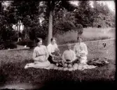 Nårunga.  Lilly, Hanna och Betty Benjaminsson med Hannas söner Sten, Ebbe och Thor