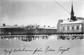 Vykort över Järnvägsviadukten vid Rådhustorget i Söderhamn, omkring år 1900.