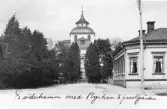 Vykort från Söderhamn. Kyrkogatans norra del. Från vänster Rådhusparken, kyrkan och prostgården i kvarter Vargen. Foto i början av 1900-talet.
