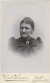 Porträtt av Emelie Nordin g. Broman (enligt text i album).