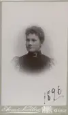 Porträtt av Gerda Broman, 1896 (enligt text i album och baksida kort).