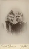 Porträtt av Maria o. Anna Pettersson, sommaren 1890 (enligt text baksida kort och i album).