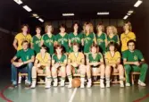 Lagbild av Kvarnby Basket. Fotografi taget i en idrottshall i Mölndal, år 1983.
