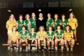 Lagbild av Kvarnby Basket. Fotografi taget i en idrottshall i Mölndal, år 1983.