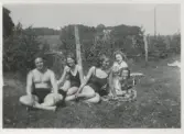 Fem vuxna och ett barn sitter på en gräsmatta, Sporred Tulebosjön 1940-tal.
Från vänster: 1. Axel Törnqvist. 2. Axels syster. 3. Agnes Larsson (gift Törnqvist). 4. Karin Larsson. 5. Iris 