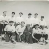 KSKs (Kållereds sportklubb) A-lag i bandy, okänt årtal. 
Stående från vänster: 1. S. Larsson. 2. Rune Pettersson. 3. Gerhard Benkel. 4. Ragnar Larsson. 5. Bertil Tärnevald. 6. Gunnar Larsson.
Sittande: 1. Gunnar Frisk?. 2. Bengt Mattsson. 3. Gösta Ekstedt. 4. Karl Nilsson. 5. G Frisk?.