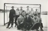 KSKs (Kållereds sportklubb) bandylag, Hakefjorden i Bohuslän, vintern cirka 1938 - 39. Laget står uppställt på isen med ett mål bakom sig.