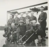 KSKs (Kållereds sportklubb) bandylag står uppställda framför målet cirka 1940. 
Stående från vänster: 1. G. Frisk. 2. Okänd. 3. Okänd. 4. Okänd. 5. Okänd. 6. Okänd. 
Sittande: 1. Okänd. 2. Bengt Mattsson. 3. Okänd. 4. Okänd. 5. Okänd.