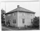 Alegårdsslätt i Fässberg okänt årtal. Nya huset byggt 1912. Ägare var Emil och Josefina Johansson. Rivet i början av 1980-talet.