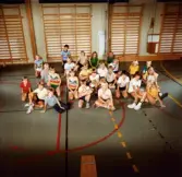 Porträtt av unga basketspelare i Kvarnby Basket. Fotografi taget i en gymnastiksal i Mölndal, år 1983.