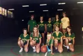Lagbild på ungdomar i Kvarnby Basket. Fotografi taget i en idrottshall i Mölndal, år 1983.
