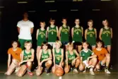 Lagbild på ungdomar i Kvarnby Basket. Fotografi taget i en idrottshall i Mölndal, år 1983.