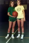 Porträtt av två ungdomar i Kvarnby Basket. Fotografi taget i en idrottshall i Mölndal, år 1983.