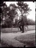 Nårunga. Man med cykel. Oskar Benjaminsson?