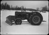 Fordon, traktor med plog. R. G. Axelsson, Fyrbacken, Kolbäck.
Ur Gustaf Åhmans samling.