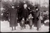 Nårunga. Från vänster:  Okänd, Lilly Benjaminsson med barnen Allan och Eva, Betty Benjaminsson
