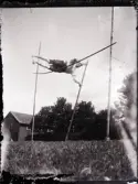 Nårunga. Olympiad 1912 - Gottfrid hoppar stav på åkern på andra sidan Grevakvarn.