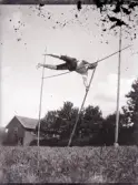 Nårunga. Olympiad 1912 - Gottfrid hoppar stav på åkern på andra sidan Grevakvarn.