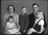 Grupporträtt, fem personer. Nils Lundin, Norrby, Berg, Hallstahammar.
Ur Gustaf Åhmans samling.