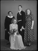 Grupporträtt. Brudpar. Göte Viktorsson, Torsvägen 18, Hallstahammar.
Ur Gustaf Åhmans samling.