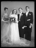 Grupporträtt, Brudpar, Juho Tammaru, Agnesdal 8, Hallstahammar.
Ur Gustaf Åhmans samling.