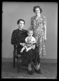 Grupporträtt, Fru Olga Gartz, Kolbäck.
Ur Gustaf Åhmans samling.
