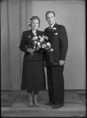 Brudpar. John Sundgren, Bergslagsvägen 228 A, Hallstahammar.
Ur Gustaf Åhmans samling.