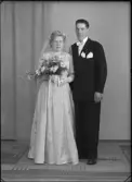 Brudpar. Karl Gunnar Andersson, Kronvägen 30, Västerås.
Ur Gustaf Åhmans samling.