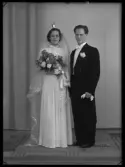 Brudpar. Tage Pettersson, Långgatan 4, Hallstahammar.
Ur Gustaf Åhmans samling.