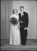Brudpar. Karl Evert Morberg, Torsvägen 36, Hallstahammar.
Ur Gustaf Åhmans samling.