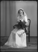 Brudporträtt. Karl Evert Morberg, Torsvägen 36, Hallstahammar.
Ur Gustaf Åhmans samling.