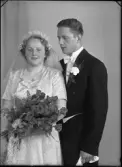 Brudpar. Karl Evert Morberg, Torsvägen 36, Hallstahammar.
Ur Gustaf Åhmans samling.