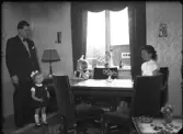 Grupporträtt, fyra personer mot fönster. L. E. Norström, Sörstafors, Kolbäck.
Ur Gustaf Åhmans samling.