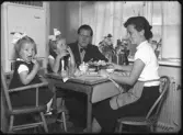 Grupporträtt, fyra personer i kök. L. E. Norström, Sörstafors, Kolbäck.
Ur Gustaf Åhmans samling.