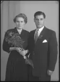 Brudpar. Ellert Jansson. Eldslund, Kolbäck. Ur Gustaf Åhmans samling.