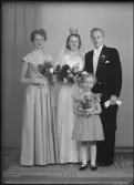 Grupporträtt, brudpar. Ingenjör Sven Björkstam, Hagavägen 75 III, Solna.
Ur Gustaf Åhmans samling.