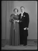 Brudpar. Sven Nilsson, Bergslagsvägen 260, Hallstahammar.
Ur Gustaf Åhmans samling.