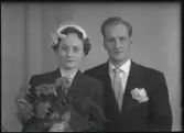 Brudpar, bröstbild. Stig Brickman, Torsvägen 22 A, Hallstahammar.
Ur Gustaf Åhmans samling.